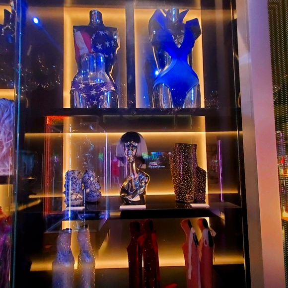 Meet your Posher, Elle - Picture 10 of 11